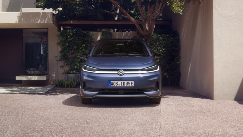 Un VW ID.3 Neo azul está estacionado frente a una casa unifamiliar.
