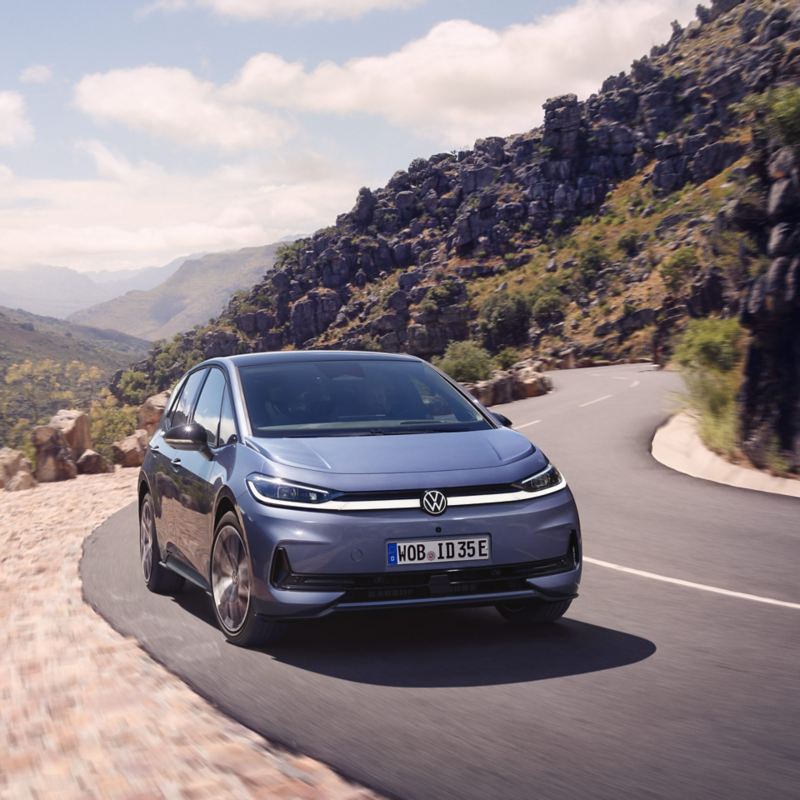 vw id3 neo kompaktbil kjører raskt i en sving
