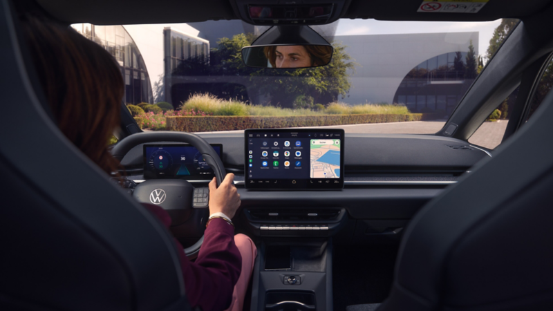 Des applications sont visibles sur l’écran central dans le cockpit d’une VW ID.3 Neo.