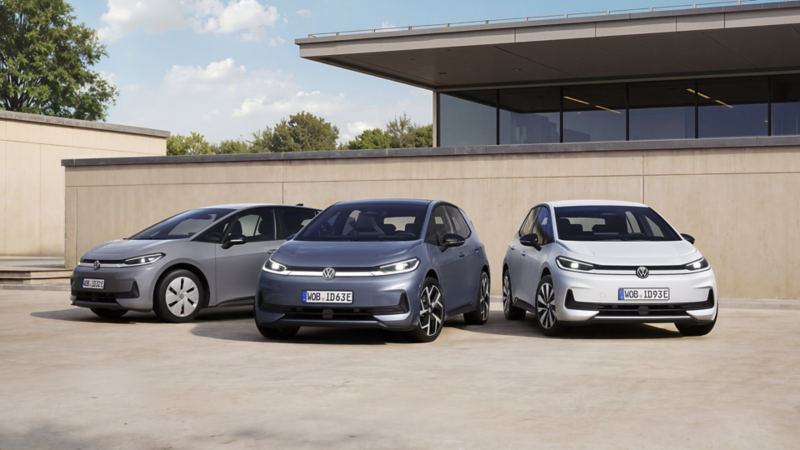 Les trois niveaux de finition de la VW ID.3 Neo, Trend, Style et Life, sont stationnés devant un mur.