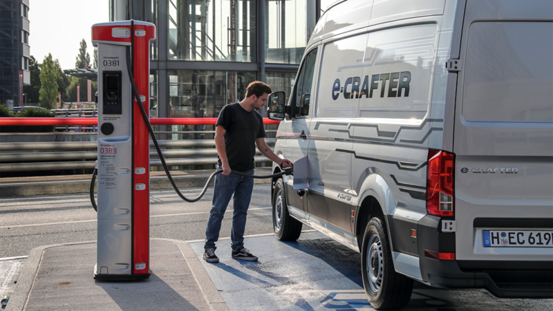 En hvid e-crafter lader i by