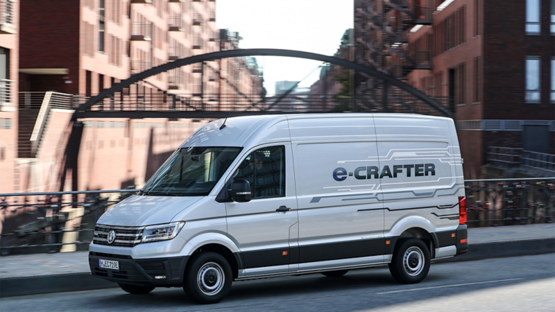 En hvid E-crafter i by