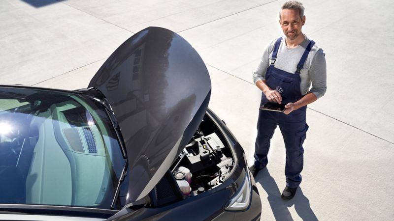 En VW servicemedarbejder under et serviceeftersyn på en elbil – serviceintervaller for din model