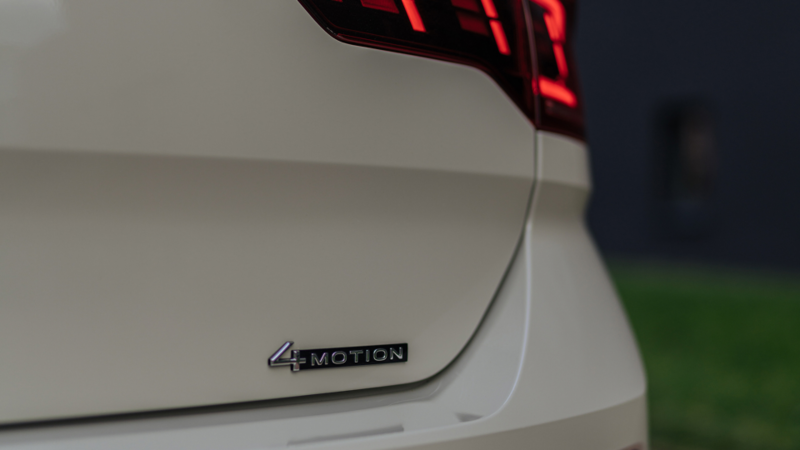 Detalle del logo 4Motion de un Volkswagen de color blanco