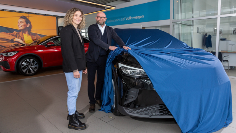 Luana Bühler packt den ID.4 in der Garage aus