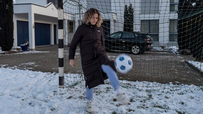 Luana Bühler joue avec un ballon de foot