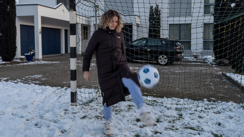 Luana Bühler spielt mit einem Fussball