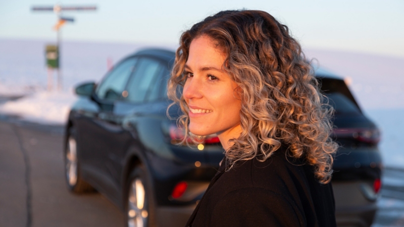 Luana Bühler steht in der Nähe des ID.4