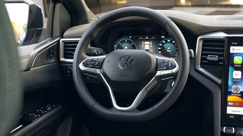 El volante de un vehículo VW.