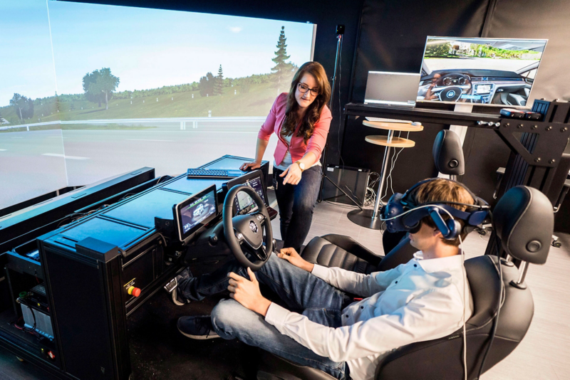 Zwei Mitarbeiter in einem virtuellen Fahrsimulator