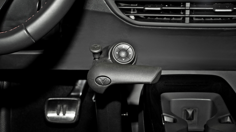 Ansicht eines Fahrzeugcockpits mit Fahrhilfen