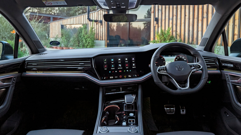 View of the Innovision Cockpit in the VW Touareg Elegance.