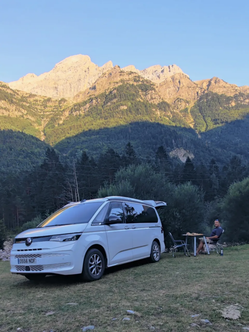 Un VW California en la montaña.