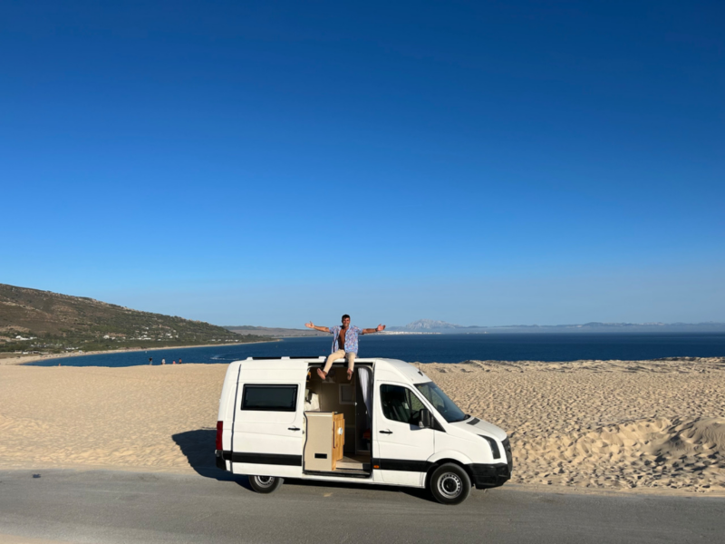Un VW Crafter en la orilla de una playa