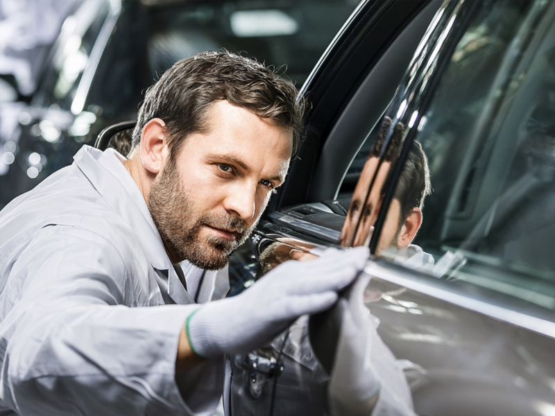 Auto Volkswagen siendo revisado antes de salir de la planta de producción