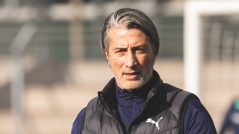 Murat Yakin guarda la telecamera