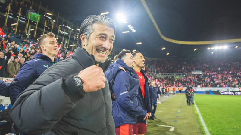 Murat Yakin freut sich mit der Nationalmannschaft.