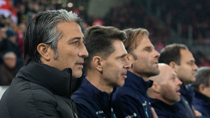 Murat Yakin steht neben anderen Fussballspielern.