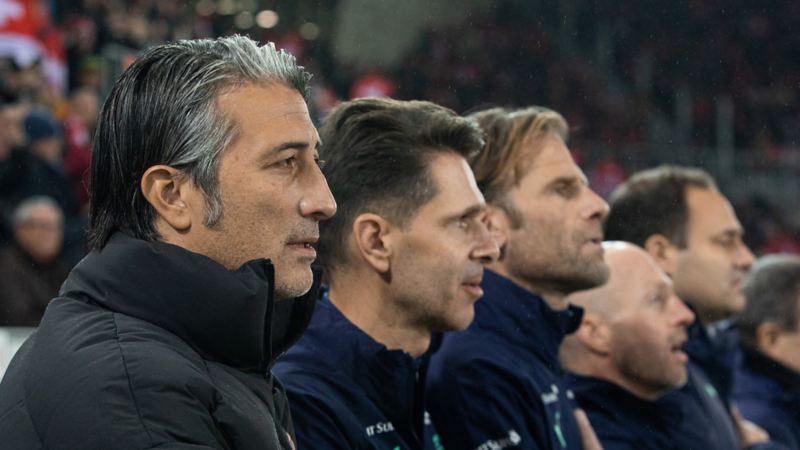 Murat Yakin sta accanto ad altri giocatori di calcio.