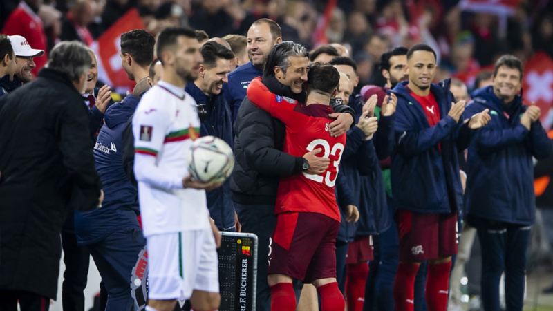 Murat Yakin embrasse Shaquiri devant l'équipe nationale suisse.