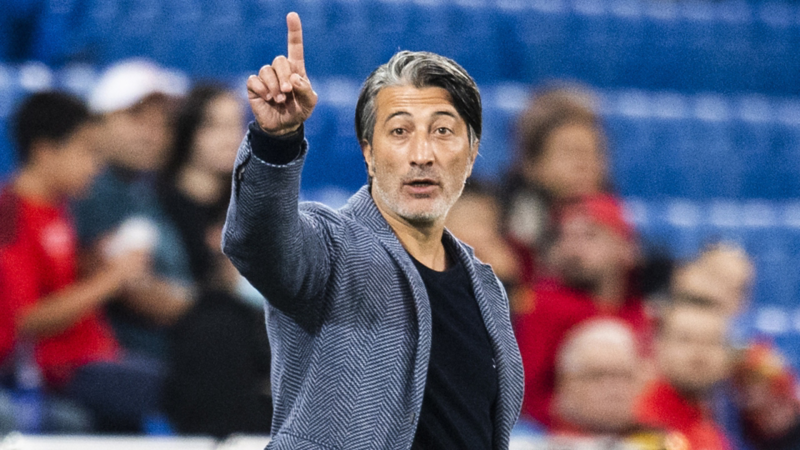 Murat Yakin alza la mano in aria.