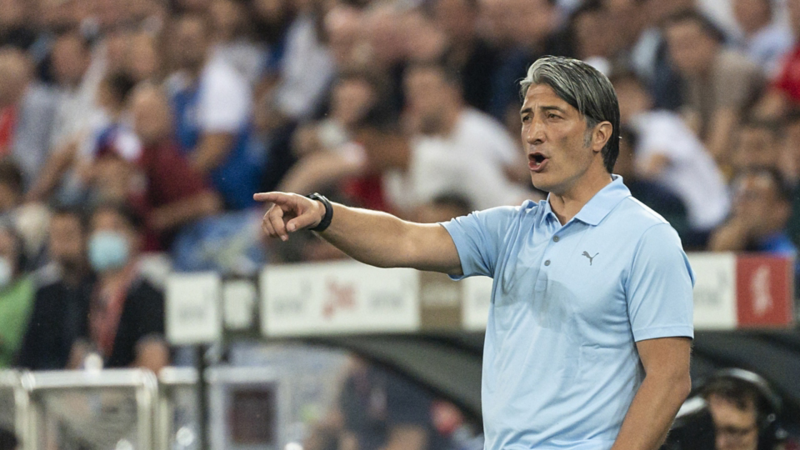 Murat Yakin grida qualcosa sul campo di calcio e punta il dito.
