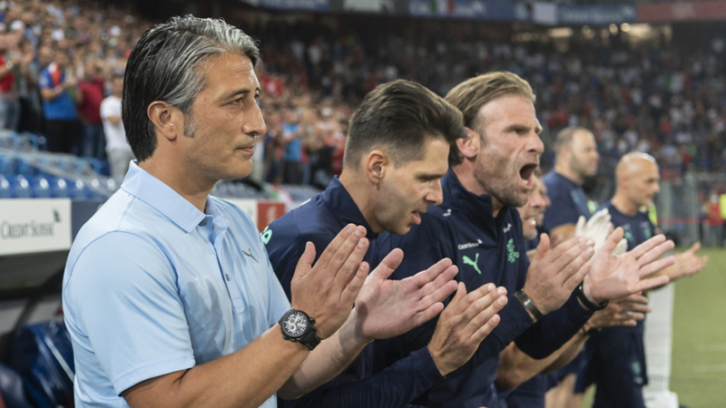 Murat Yakin applaude con i giocatori di calcio.