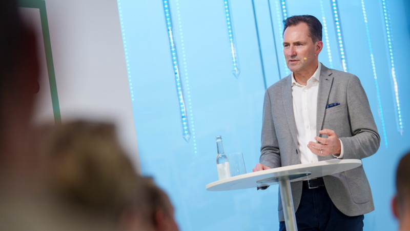 Thomas Schäfer presenta