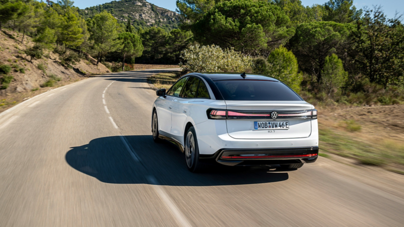 Il VW ID.7 su una strada da dietro