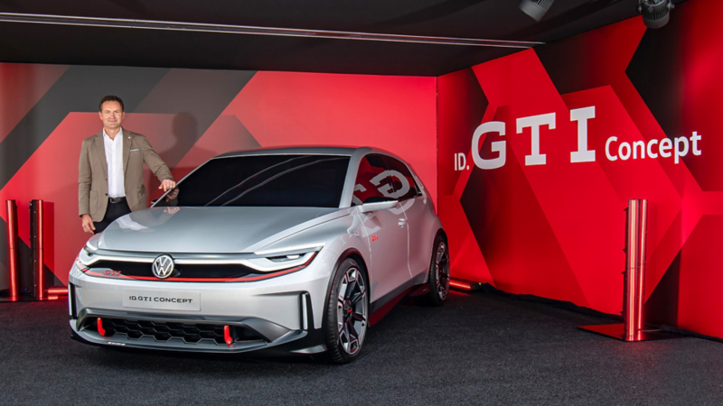 Thomas Schäfer si trova accanto alla ID. Concetto GTI