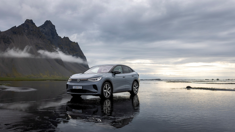 EIn ID.5 GTX beim schwarzen Sandstrand bei Vik