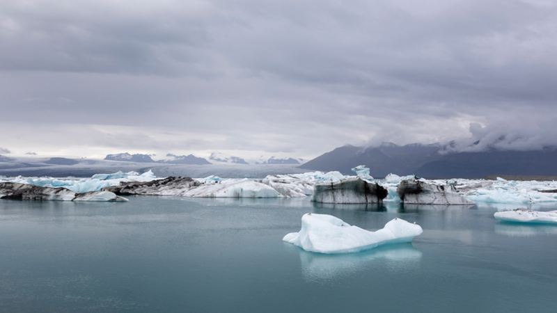 Plein cadre du lagon glaciaire Jökulsárlón
