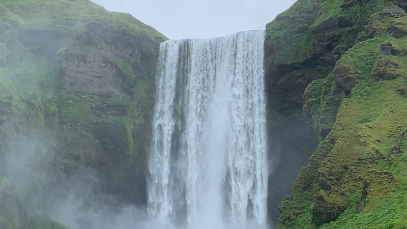 La chute d'eau de 50 mètres de haut Skógafoss