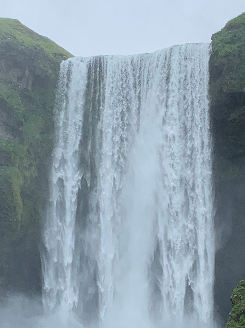 Der 50 Meter hohe Wasserfall Skógafoss