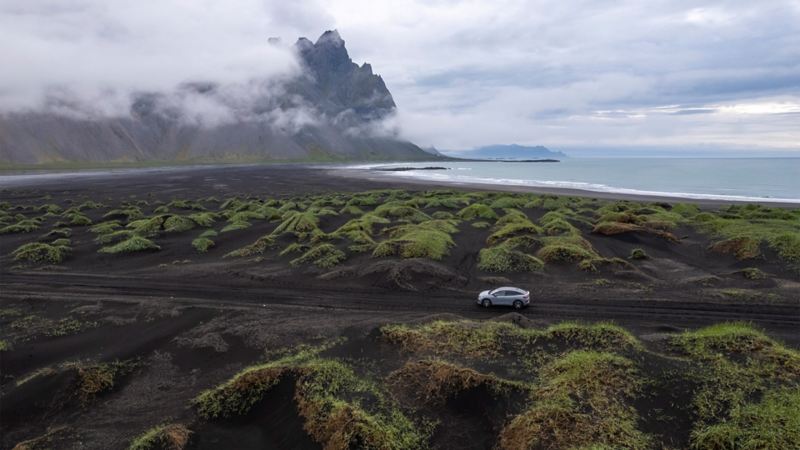 Der ID.5 GTX parkt vor dem Geothermalgebiet Krýsuvík, wo es unablässig dampft und blubbert.