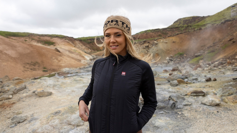 Magnea Jónsdóttir steht vor dem Vulkangebiet