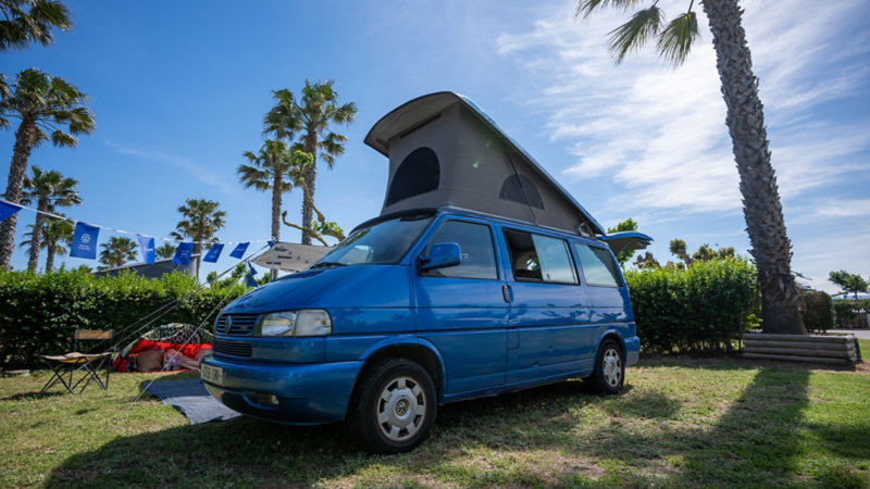 Vista lateral de un VW Multivan azul.