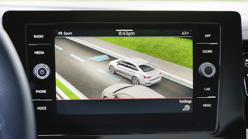 Affichage du système de sécurité Volkswagen IQ.DRIVE montrant l’assistant de voie, le régulateur de vitesse adaptatif et la détection des piétons en action..