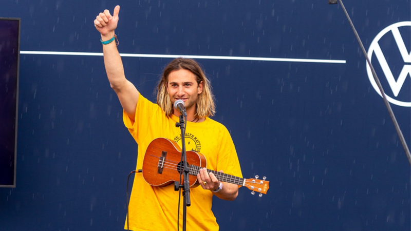 Pat Burgener mit Ukulele auf der Bühne
