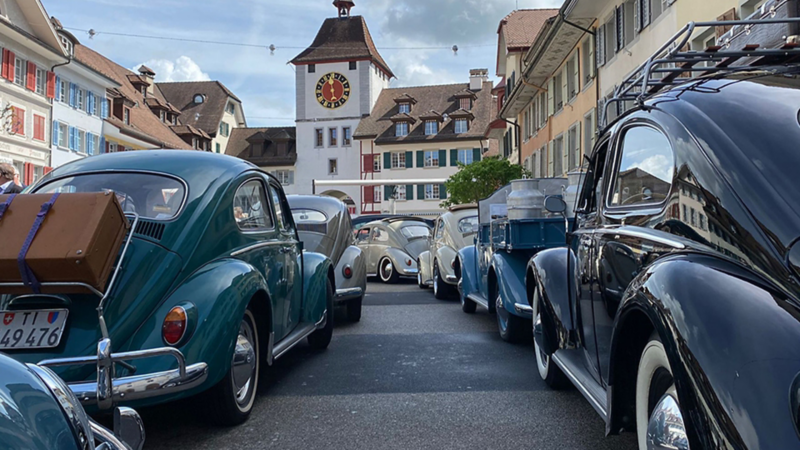 Die Käfer Karawane reiht sich durch das Dorf