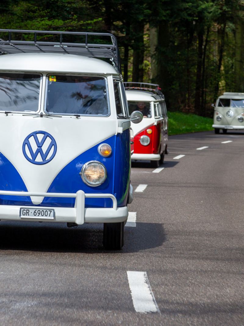 La roulotte VW Bulli percorre una strada di campagna