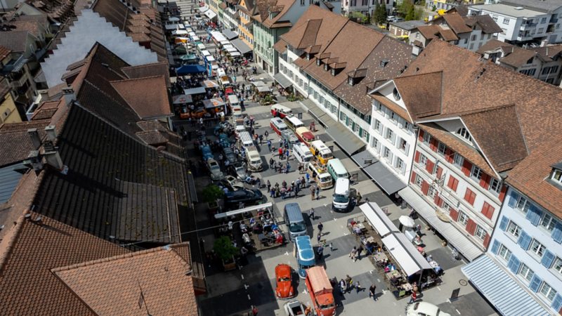 Eine Strasse voller VW Bullis und VW Käfer