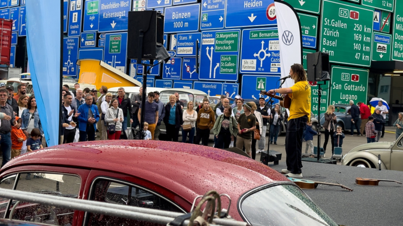 Pat Burgener singt auf der Bühne beim Verkehrshaus Luzern