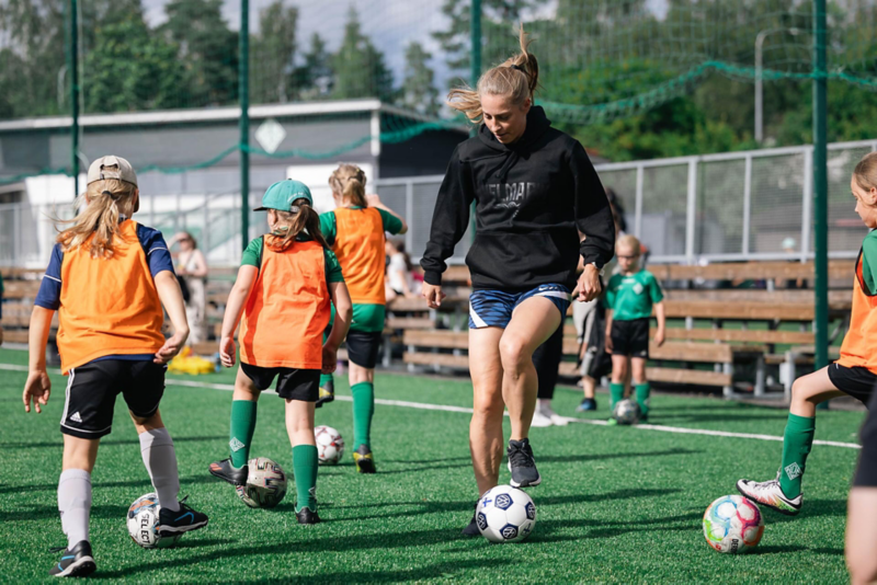 Linda Sällström treenaa futisjunnujen kanssa