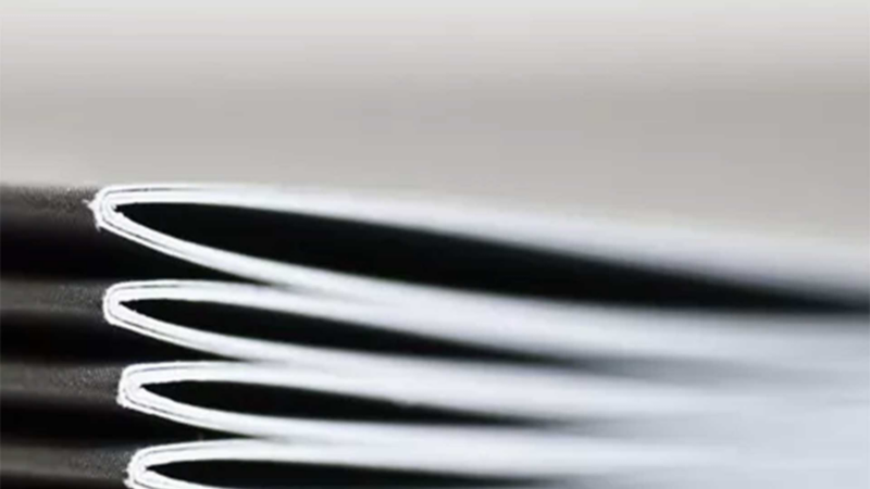 Une pile de catalogues, possiblement de Volkswagen, les uns sur les autres.