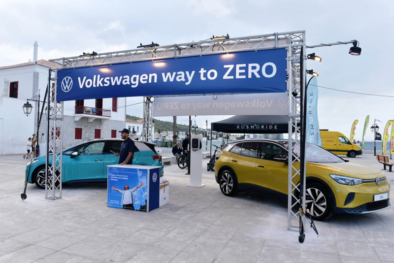 Περίπτερο της Kosmocar - Volkswagen, Official Mobility Partner του Spetses Mini Marathon 2021.