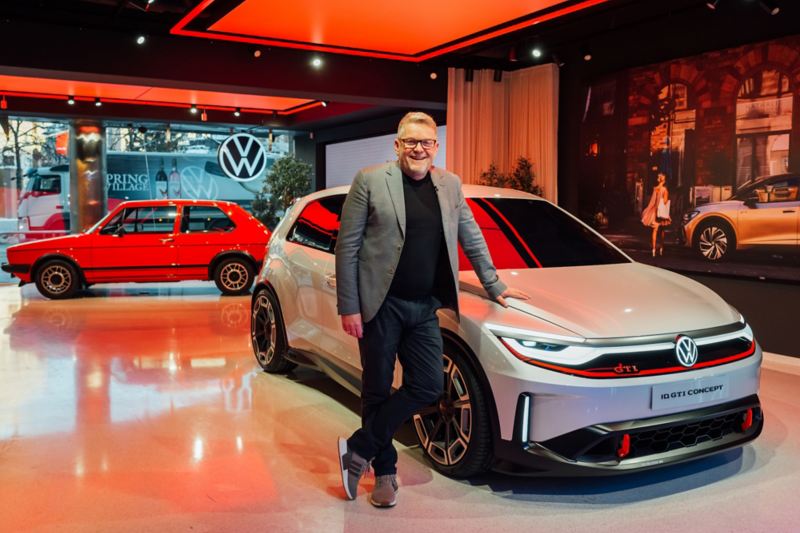 Volkswagens designer Andreas Mindt står vid ID. GTI Concept