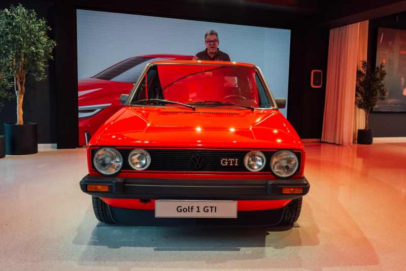 Röd Golf 1 GTI sedd framifrån med en person i bakgrunden