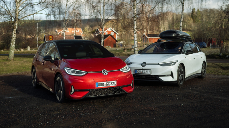 Ein roter ID.3 GTX parkt neben einem weißen ID.7