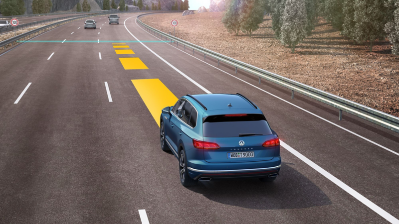 Assistiertes Fahren mit einem Volkswagen auf der Autobahn